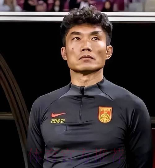 国足队员天津助力校园足球 郑智充当教练员