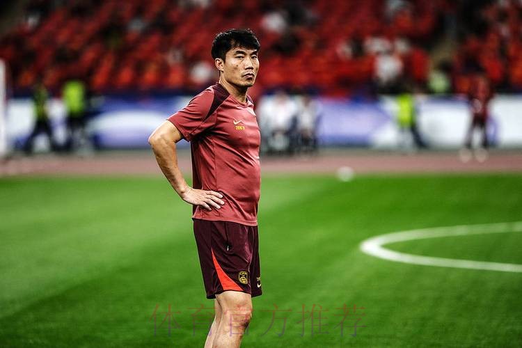 国足队员天津助力校园足球 郑智充当教练员 国足队员天津助力校园足球 郑智充当教练员